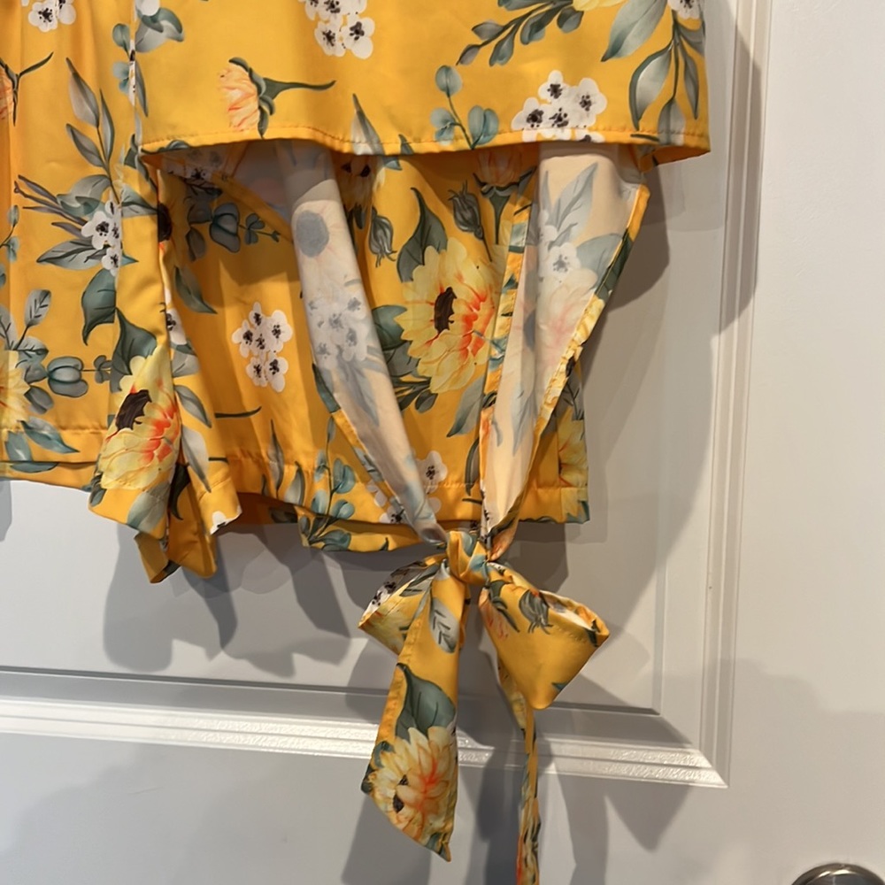 Sz L 2-piece Floral shorts/tie back halter top set - Picture 7 of 13